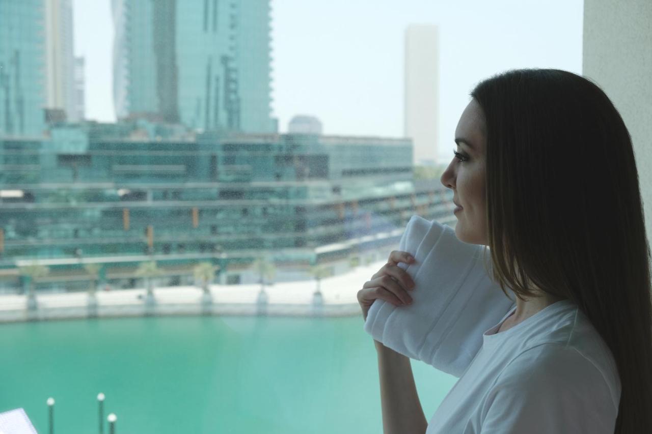 Отель Charthouse Bahrain Манама Экстерьер фото A woman in Dubai